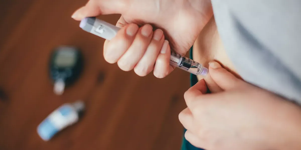 Many diabetics have to inject themselves with insulin several times a day. A common consequence of the disease are vascular changes in the skin. These can now be examined using an innovative imaging method. Variations in these changes provide information about the severity of the disease. Image credits: iStockphoto.com/ agrobacter