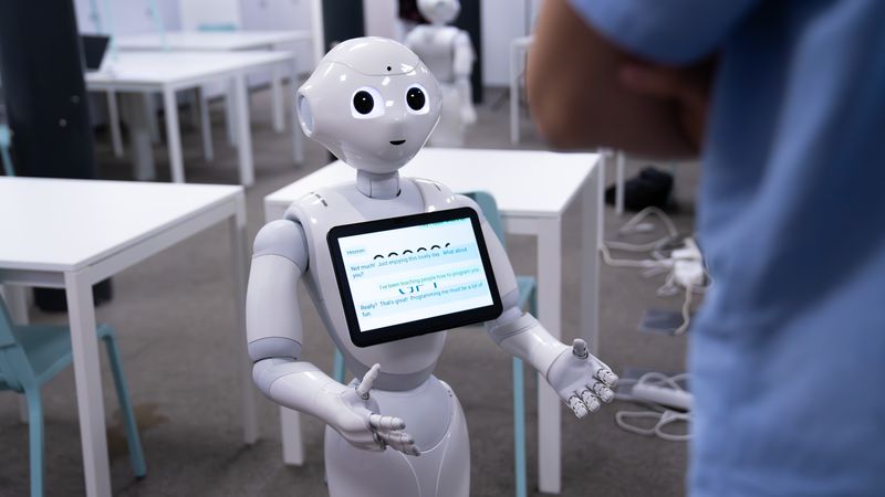 A Pepper robot showing a ChatGPt-type dialogue