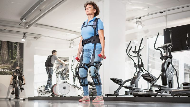 Supported by a robotic exoskeleton, physiotherapy patients are able to complete more exercises, which helps them regain mobility more rapidly. (Image: Stefan Schneller / ETH Zurich)