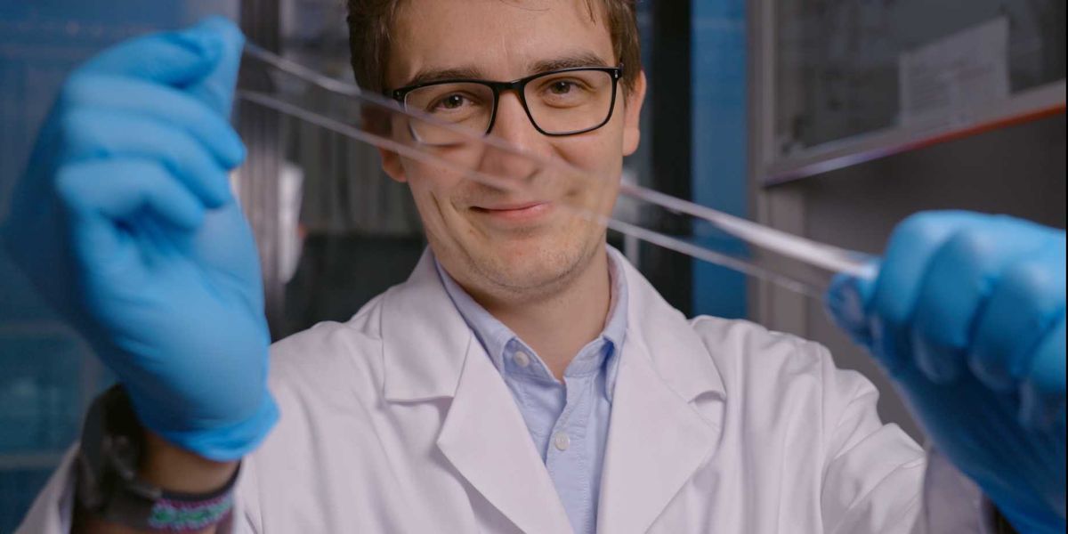 Alexandre Anthis with the hydrogel composite material of the sensor patch he developed during his doctoral thesis at ETH Zurich and Empa. (Photograph: Empa)