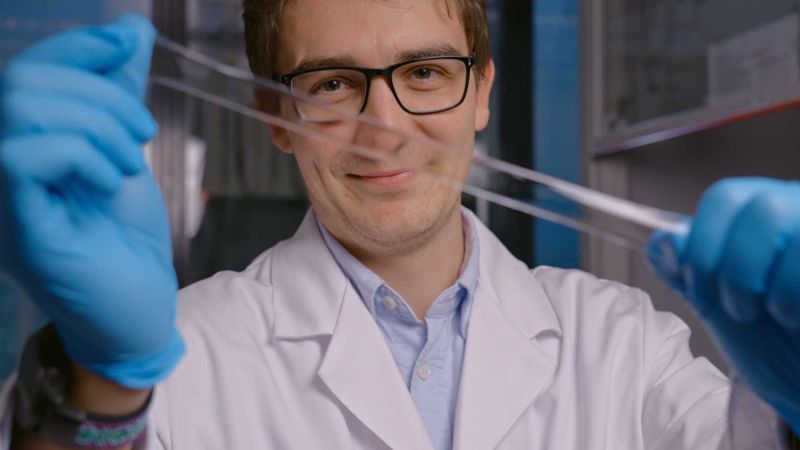 Alexandre Anthis with the hydrogel composite material of the sensor patch he developed during his doctoral thesis at ETH Zurich and Empa. (Photograph: Empa)