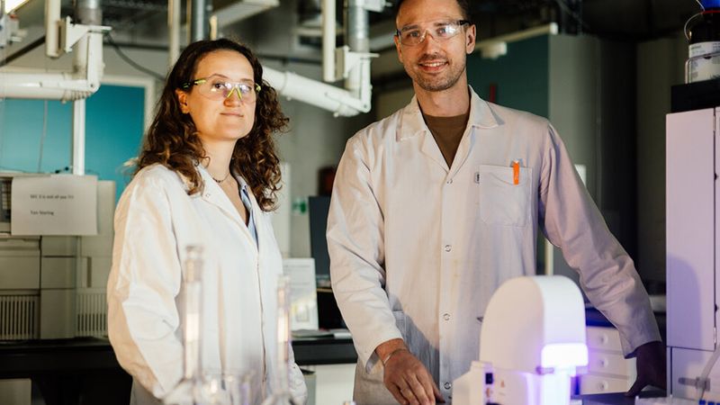 PhD student Ahsen Sare Yalin (left) and Assistant Professor Fabian Eisenreich worked together on closed-loop recycling technology using a photoreactor. Photo: Roegaya Sabera