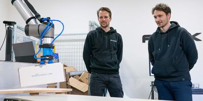 Moritz Geilinger (left) and Simon Huber, the founders of Flink Robotics in their laboratory.  (Image: Nicole Davidson / ETH Zurich)