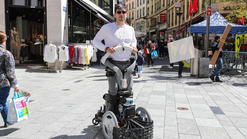 Diego Paez, post-doctoral researcher at LASA, tests the Qolo robotic wheelchair in the heart of Lausanne © Alain Herzog / 2021 EPFL