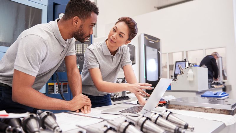Online Manufacturing Delivers Industry 4.0 Scalability and Customization From a Single Source.