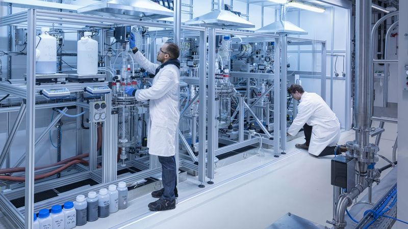 KIT researchers are working on scalable manufacturing processes for the active materials in sodium-ion batteries. Credit: Amadeus Bramsiepe, KIT