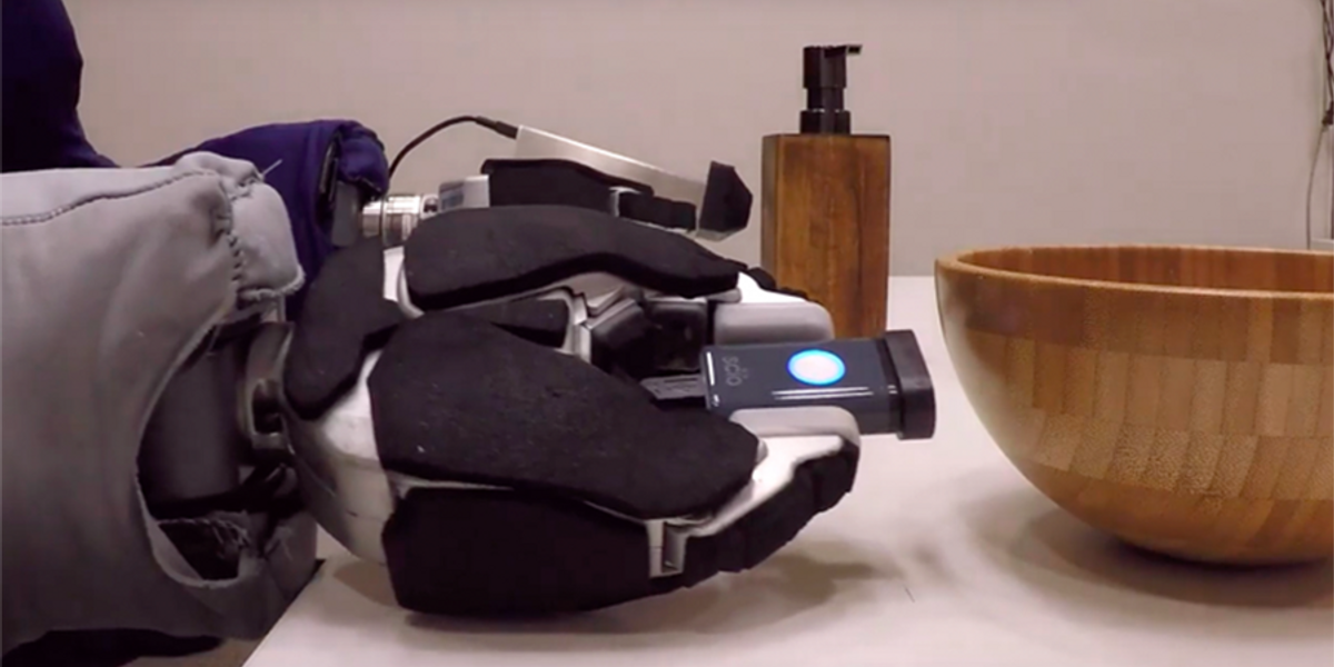  Robot Classifies Materials of Household Objects Using 'Light-Reading' Device 