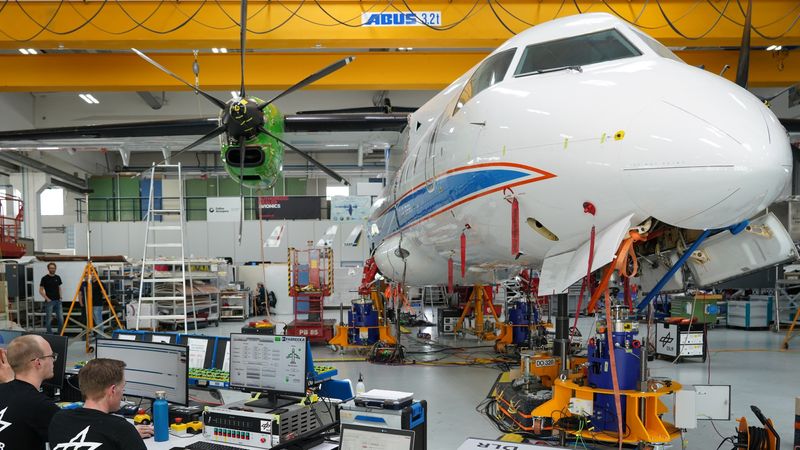 With help from specialised software, researchers at DLR's Institute of Aeroelasticity could review incoming measurement data in real time and compare it with results from the simulation model. This allowed them to conduct the ground vibration test efficiently and ensured high-quality data. Credit: © DLR. All rights reserved