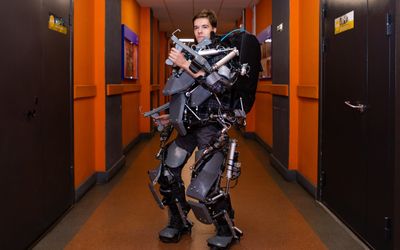 Student Designs an Active Exoskeleton to Lift Weight