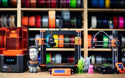 FDM vs SLA: Comparing Extrusion and Photopolymerization 3D Printers