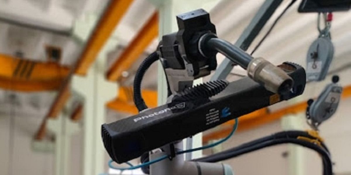 Photoneo PhoXi 3D Scanner used for safe robot navigation in a welding application