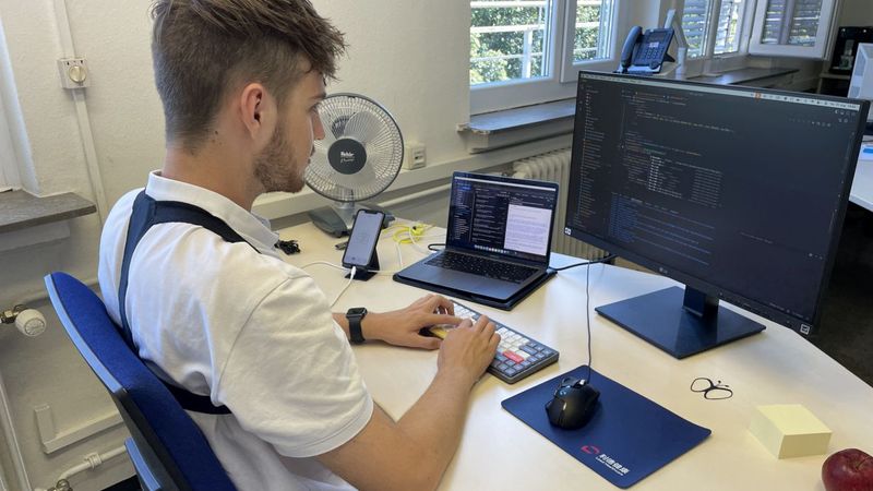 In the future, StraightUp could improve posture in everyday office life and thus reduce back pain, as demonstrated here in the prototype. (Photo: StraightUp)