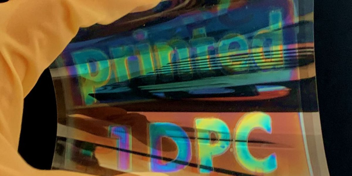 Colored, printed mirror layer on a film. Inkjet printing allows structuring so that large-area logos can also be printed (Photo: Qihao Jin, KIT; DOI: 10.1002/adma.202201348)