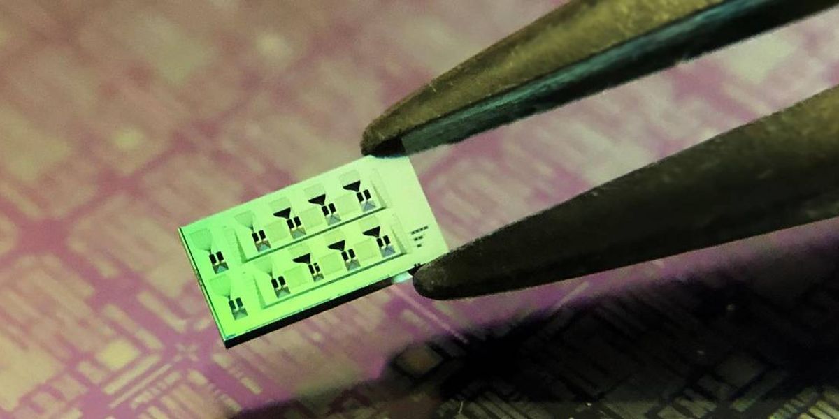 Silicon chip (approx. 3 mm x 6 mm) with multiple detectors. The fine black engravings on the surface of the chip are the photonics circuits interconnecting the detectors (not visible with bare eyes). In the background a larger scale photonics circuit on a silicon wafer. Image: Helmholtz Zentrum München / Roman Shnaiderman