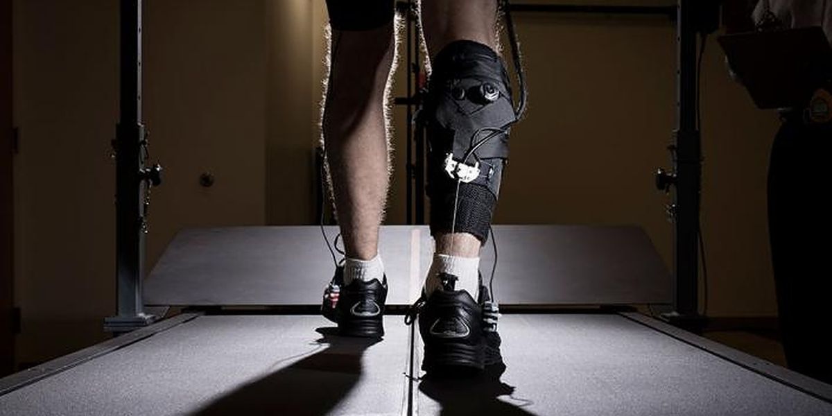 Rear view of the ankle-assisting exosuits with its soft robotic elements and the cable that transfers mechanical power from actuators operated from the hip to the ankle join. (Image courtesy of the Rolex Awards/Fred Merz)