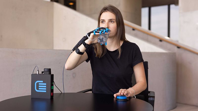 With the aim of simplifying complex mechanisms, Natalie Tanczak developed this user-friendly device to help people regain their grasping ability. (Image: Stefan Schneller / ETH Zurich)