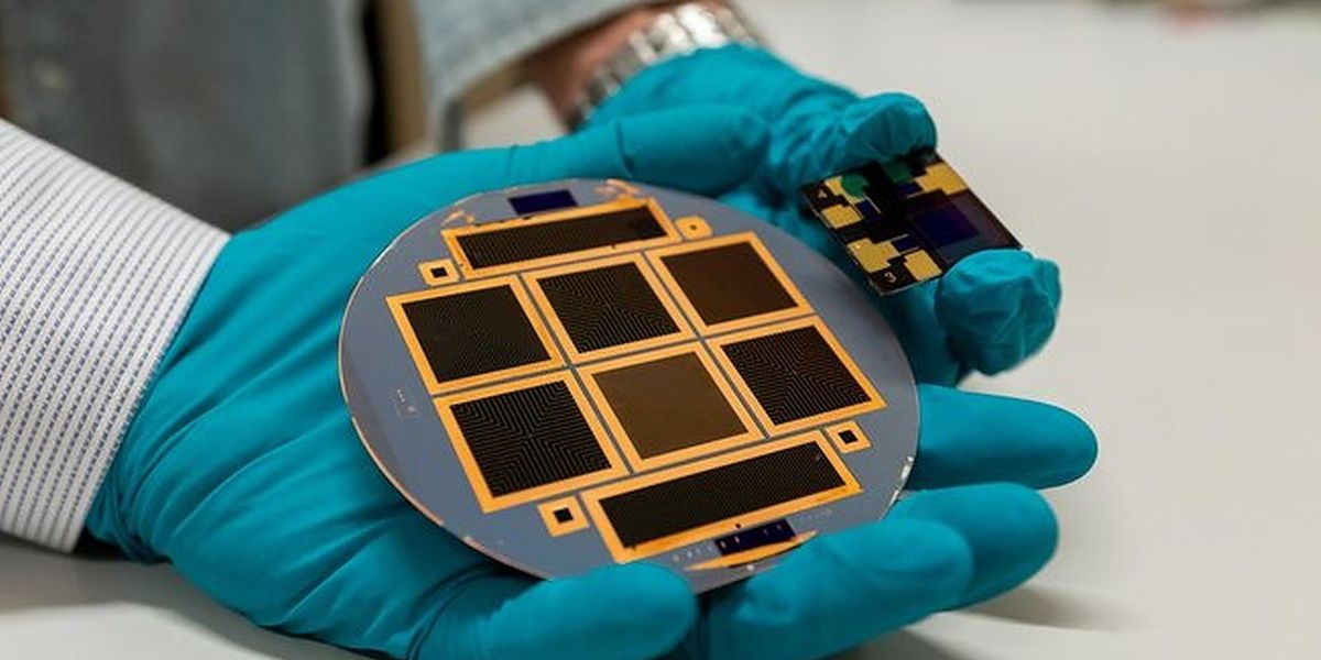 Lower silicon solar cell and upper perovskite solar cell with transparent contacts (Photograph: Niels van Loon).