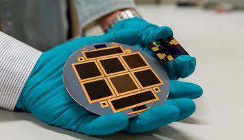 Four terminal perovskite-silicon PV tandem devices hit 30 percent efficiency