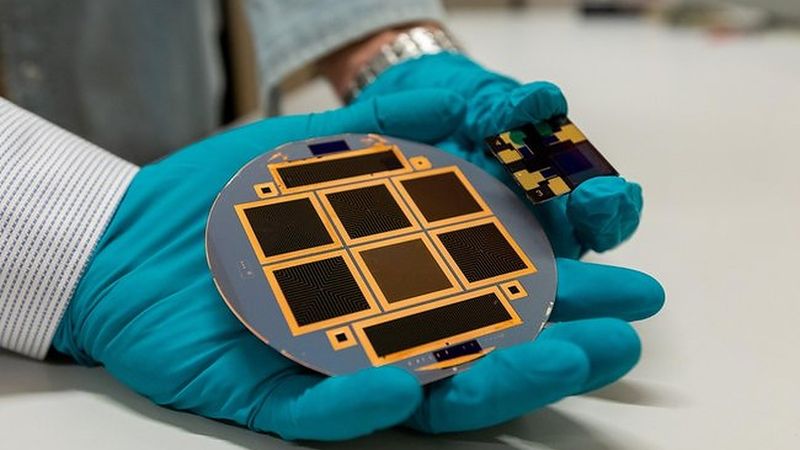 Lower silicon solar cell and upper perovskite solar cell with transparent contacts (Photograph: Niels van Loon).