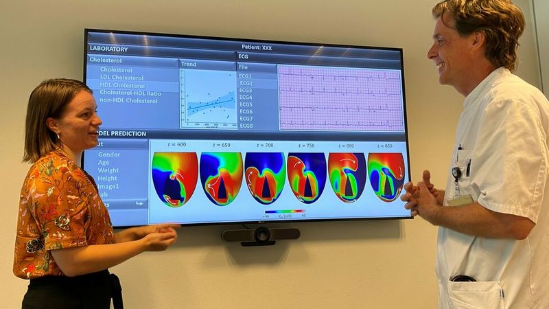 Lukas Dekker and Carlijn Buck in consultation with their digital twin. Photo: Catharina Ziekenhuis Eindhoven