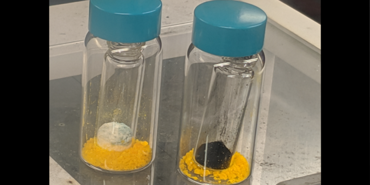 Caption:Two vials showing the start of the redox reaction on the left and the end of the reaction on the right. Credits:Photo courtesy of the researchers.