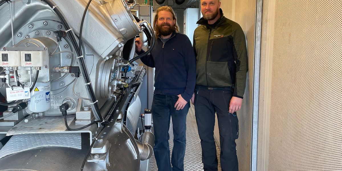 With a heat pump connected to DTU's data center, engineers Esben Højrup and Bjarke Nonbøl from DTU Campus Service utilize waste heat from the cooling servers. The heat pump supplies heat to the district heating network on Risø Campus.