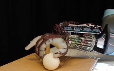 It's all in the wrist: energy-efficient robot hand learns how not to drop the ball