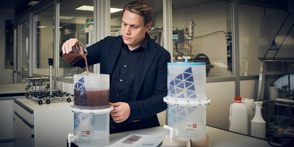 Olivier Gröninger demonstrates his water filter in the lab. (Photograph: Gian Marco Castelberg / ETH Zurich)