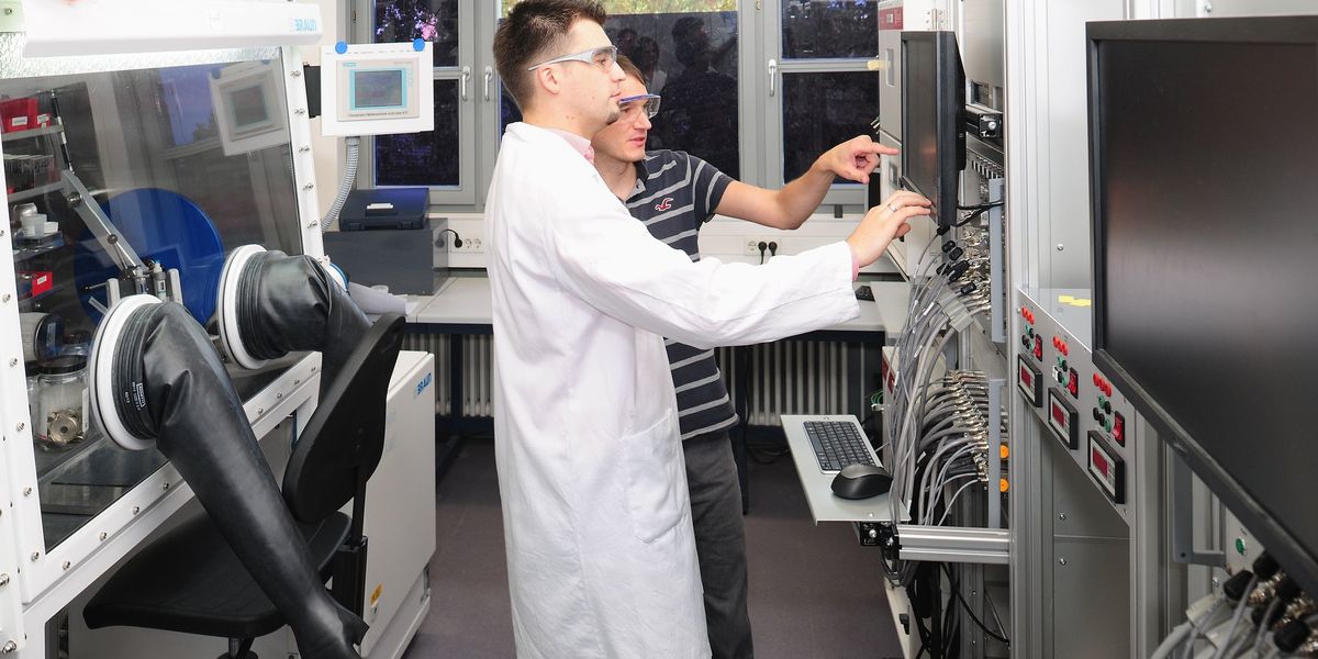 Scientists of KIT working in a battery laboratory to determine material properties. Characterization of new materials is an important step towards the solid-state bat-tery. (Photo: Carsten Costard)