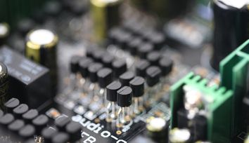 How Does a Transistor Work? Theory & Practical Applications for Engineers