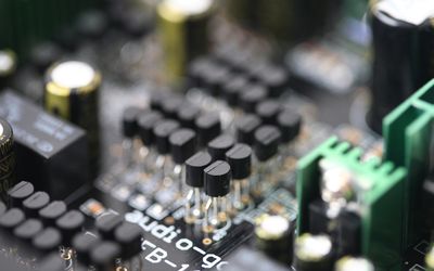 How Does a Transistor Work? Theory & Practical Applications for Engineers