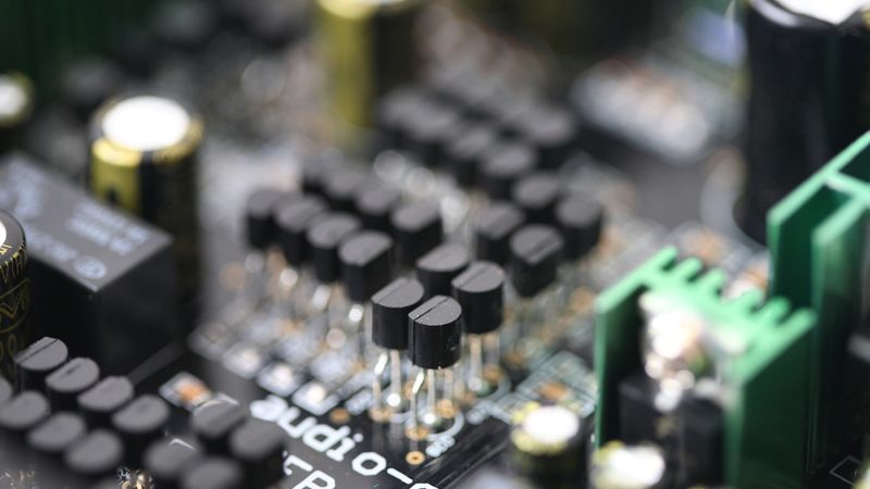 How Does a Transistor Work? Theory & Practical Applications for Engineers