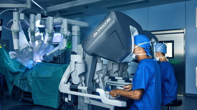 Image of doctors in the OR at work with the Da Vinci XI operating robot. Doctors depend entirely on the information on the screen for orientation. Photo: Intuitive.com