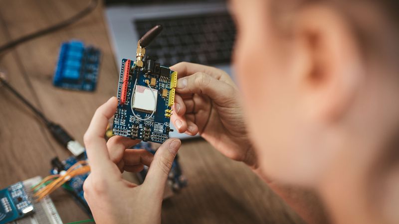 Applications and performance parameters of antennas in IIoT