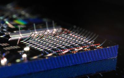 New photonic device efficiently beams light into free space