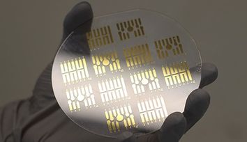 Miniaturised biosensors for minimally invasive implants