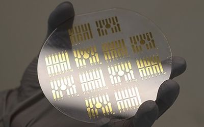 Miniaturised biosensors for minimally invasive implants