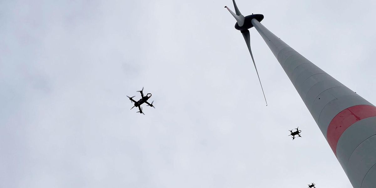 Measurements at a wind turbine. Credit: DLR (CC BY-NC-ND 3.0)