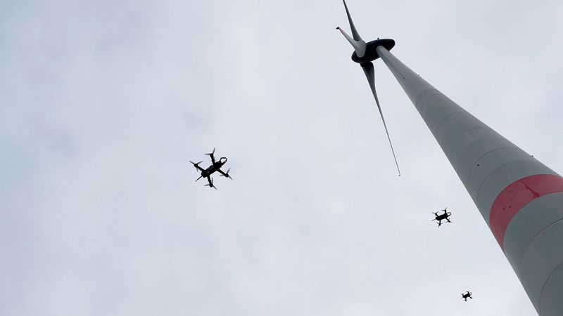 Measurements at a wind turbine. Credit: DLR (CC BY-NC-ND 3.0)