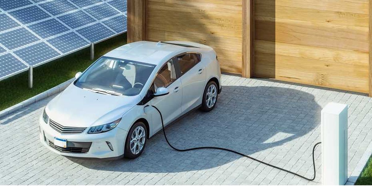 Can enough photovoltaic power be generated at home for an electric car? (Image: AdobeStock/Herr Loeffler)