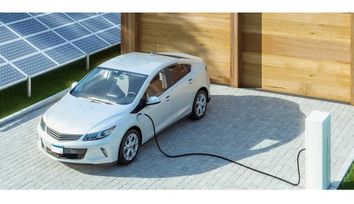 Charging electric vehicles with photovoltaics at home