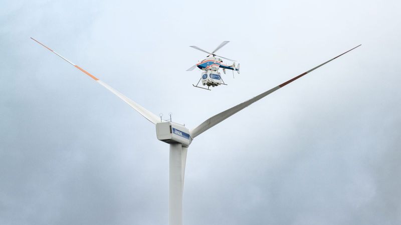 The test flight with the unmanned DLR superARTIS helicopter was an important milestone for the 'Upcoming Drones Windfarm' project. The project, which is being carried out by the DLR Institute of Flight Systems together with the energy company EnBW, focuses on the question of whether drones can take over transport tasks for offshore wind farms and relieve maintenance personnel. Credit: DLR (CC BY-NC-ND 3.0)