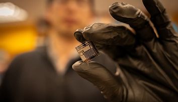 A microfluidic chip monitors gases using integrated, motionless pumps