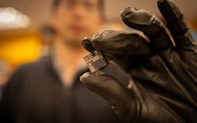 A microfluidic chip monitors gases using integrated, motionless pumps