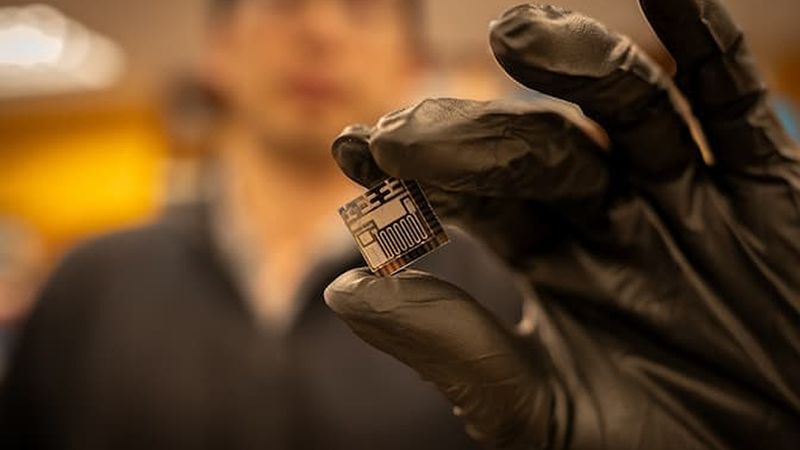 A microfluidic chip monitors gases using integrated, motionless pumps