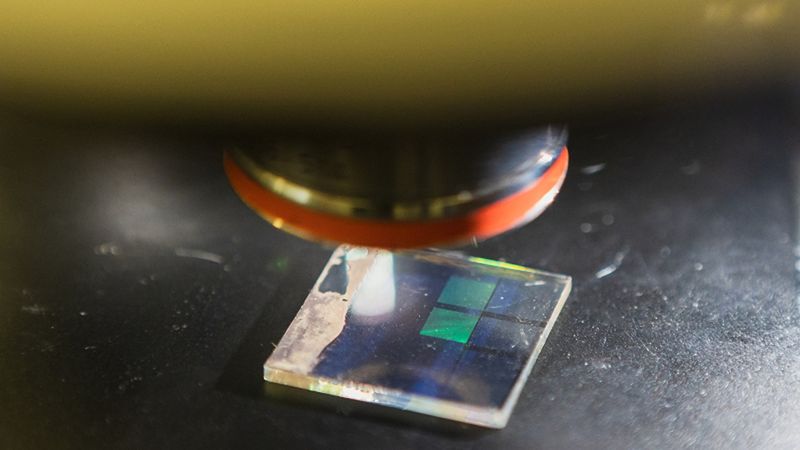 Titanium dioxide films created at ITMO with the laser-induced periodic surface structures (LIPSSs) method. Photo by Dmitry Grigoryev / ITMO NEWS