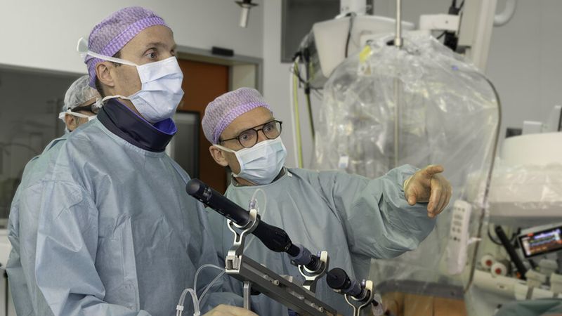 Cardiologist Koen Teeuwen (left) and Professor Pim Tonino (right) insert the new mitral valve via the groin, precision work down to the millimeter. Photo: Guy van Dael/Catharina Hospital