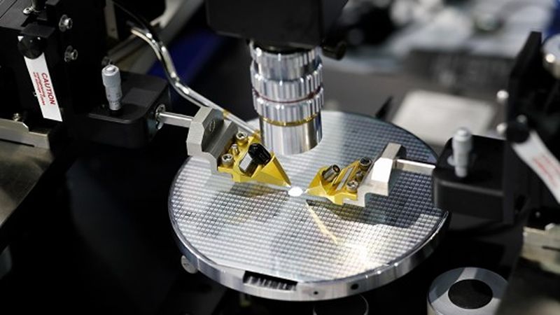 Programmable optical chip merges photons to change color