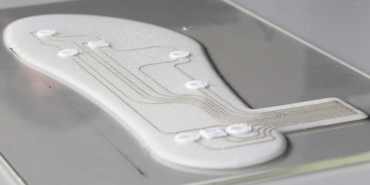 The insoles, together with the integrated sensors and conductive tracks, are produced in just one step on a 3D printer. (Photograph: Marco Binelli / ETH Zurich)