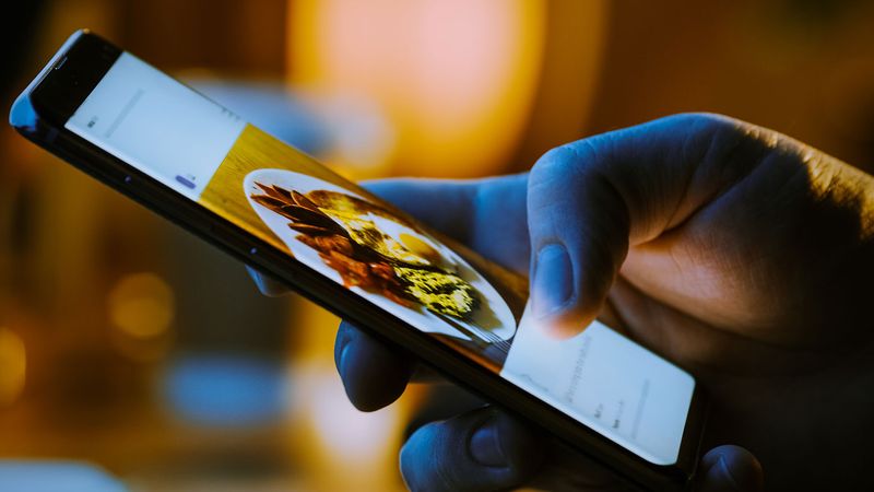 Computer scientists at ETH Zurich have developed a new AI method that can estimate much more precisely than today's devices where exactly a finger touches the screen of a mobile phone. (Photograph: Adobe Stock)
